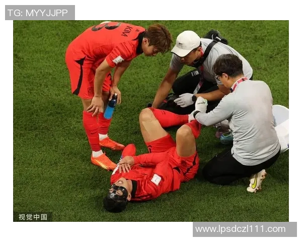 足球球星被踩脚事件引发关注 受伤球员痛苦表情瞬间成焦点