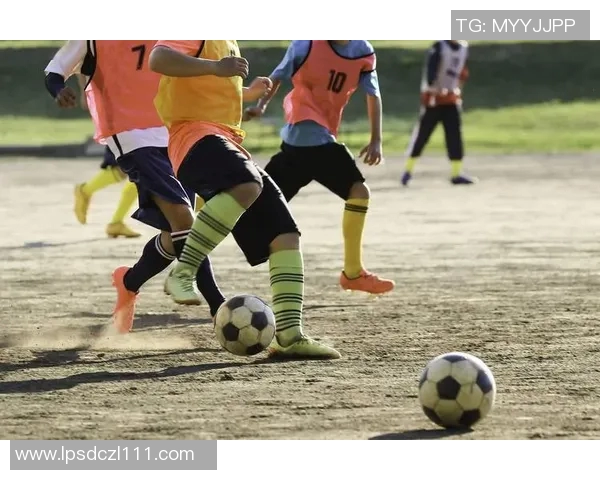 足球小球迷心中的偶像是谁 他与明星球员的亲密互动瞬间 足球小球迷心中的偶像是谁 他与明星球员的亲密互动瞬间